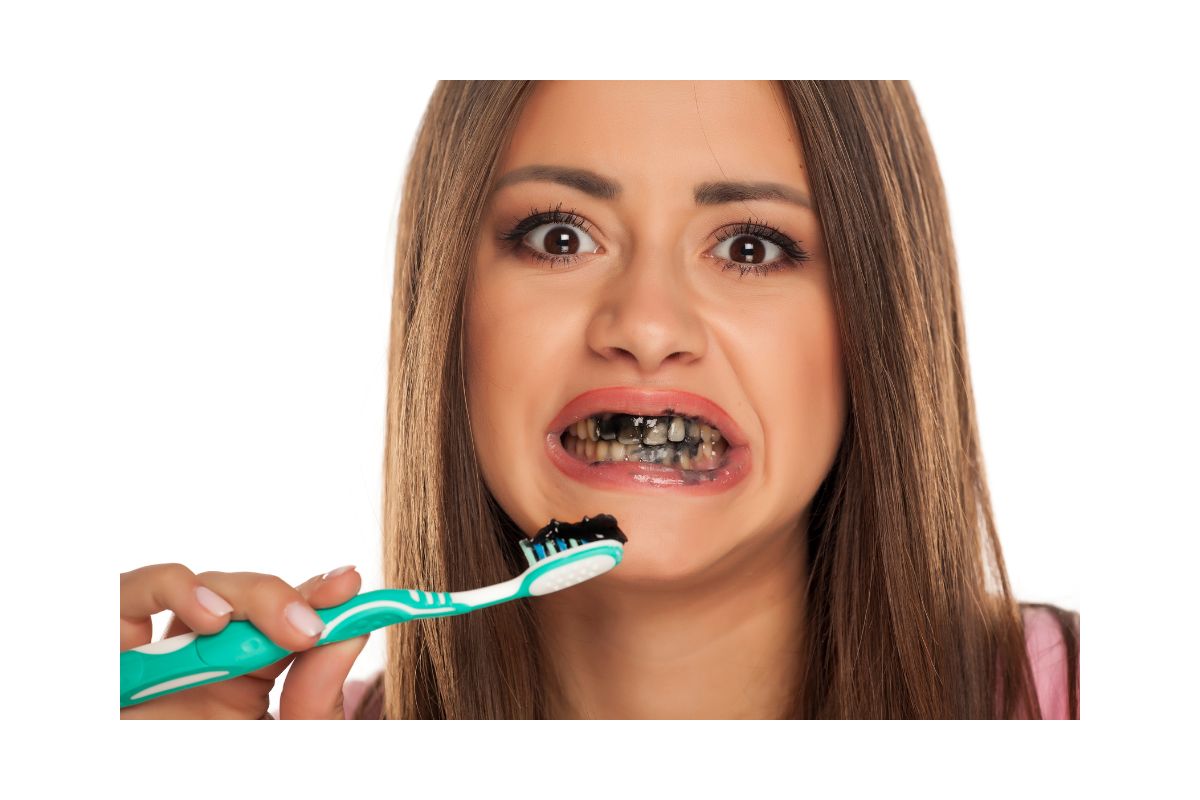 Czyszczenie zębów czarną pastą