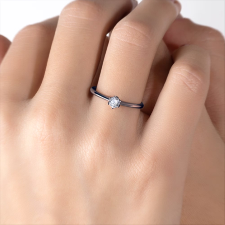 Czarny pierścionek zaręczynowy to niebanalny, ale absolutnie piękny okaz