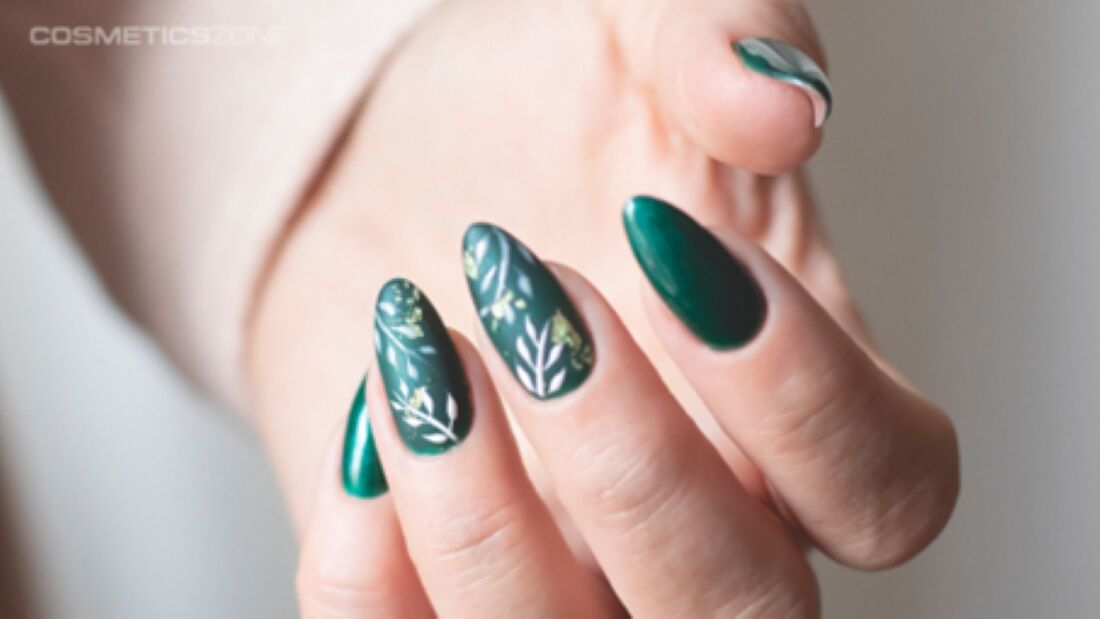 Zielony manicure hybrydowy ze świątecznymi zdobieniami wykonasz przy pomocy lakierów Cosmetics Zone