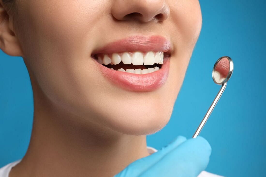 De-aging zębów, czyli jak odmłodzić uśmiech? 