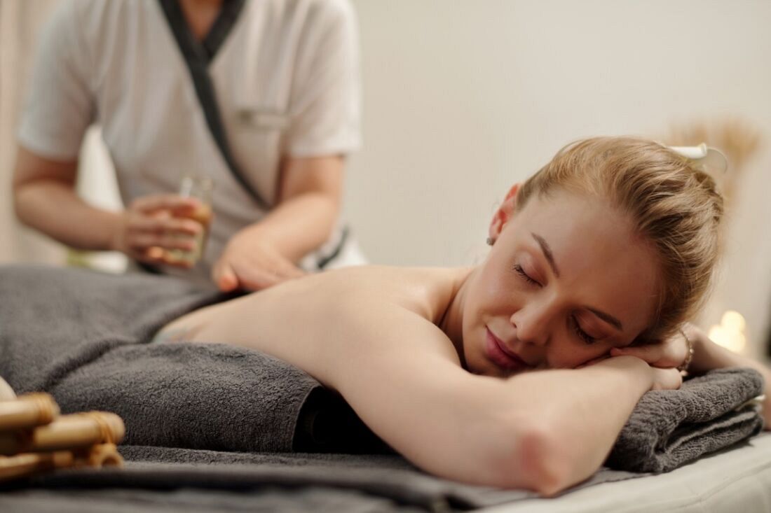 Masaż - korzyści dla ciała i ducha. Co warto wiedzieć o różnych technikach masażu? 