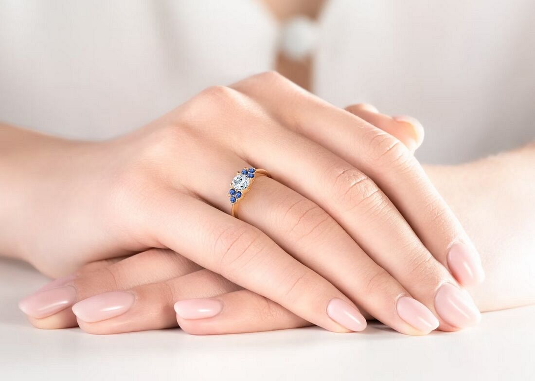 Jak znaleźć najpiękniejszy pierścionek zaręczynowy, który zachwyci Twoją ukochaną? Przydatne tipy dla panów! 