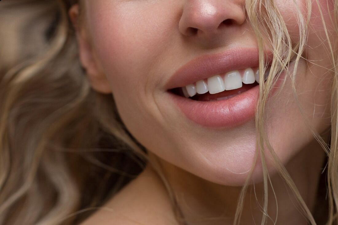 Marzysz o pięknych i wydatnych ustach? Poznaj popularne sposoby 