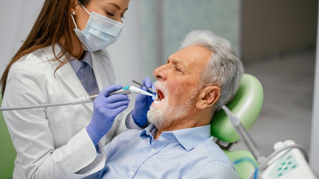 Jak dbać o zęby w starszym wieku? Porady dla seniorów 