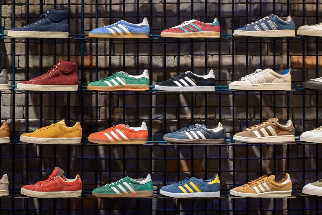Kolorowe sneakersy – przy jakich stylizacjach się sprawdzą? 