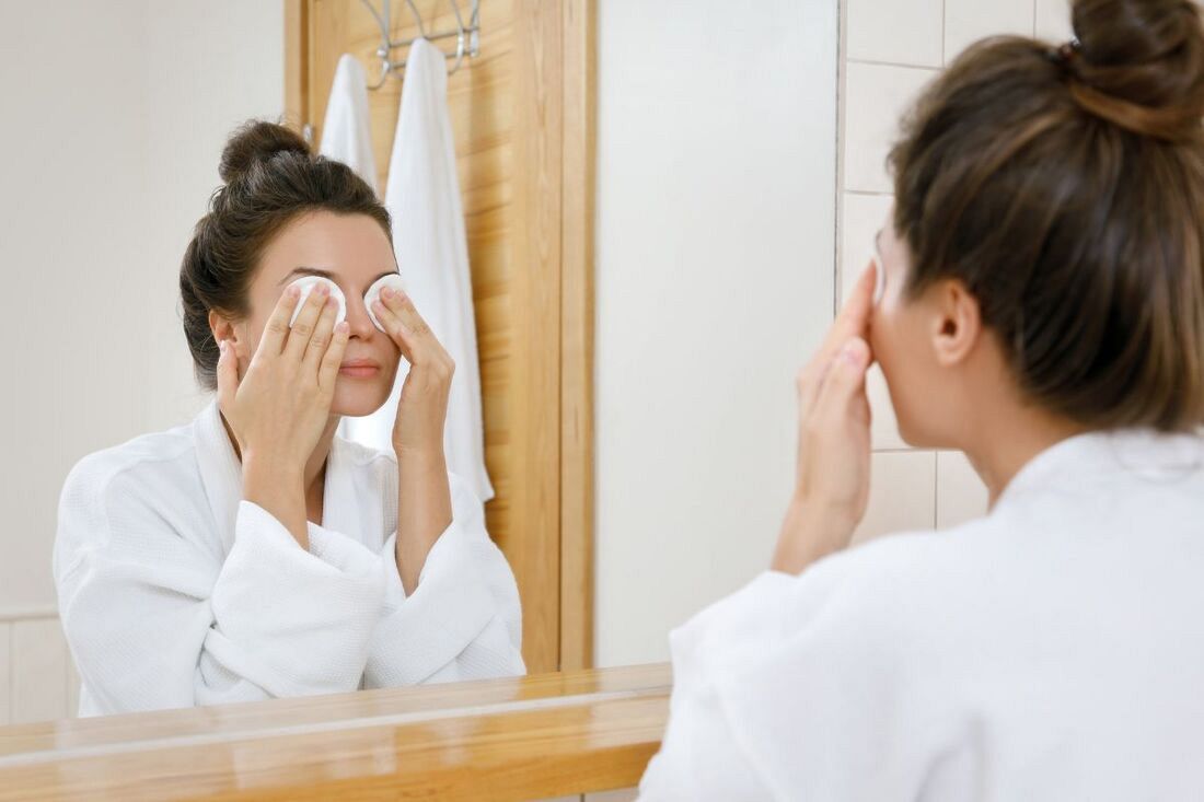 Wieczorny rytuał pielęgnacyjny: jak prawidłowo oczyścić skórę twarzy po całym dniu? 