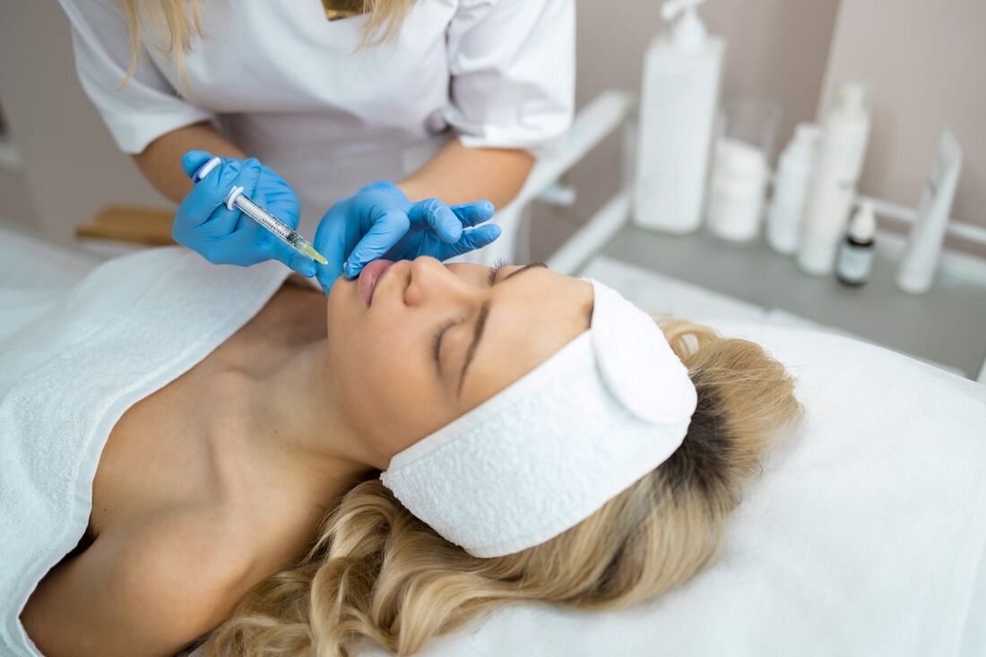 Lekarz medycyny estetycznej a kosmetolog: czym różnią się ich kompetencje? 