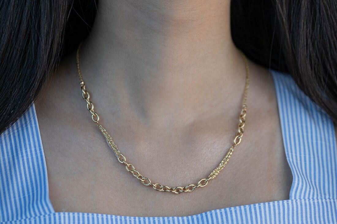 Karnacja a złoto – przewodnik po idealnym dopasowaniu koloru biżuterii 