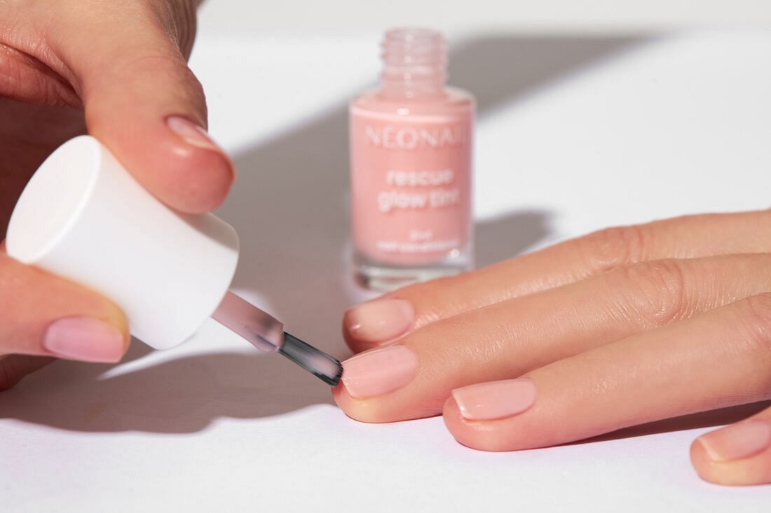 Pielęgnacyjny manicure z efektem glow od NEONAIL  