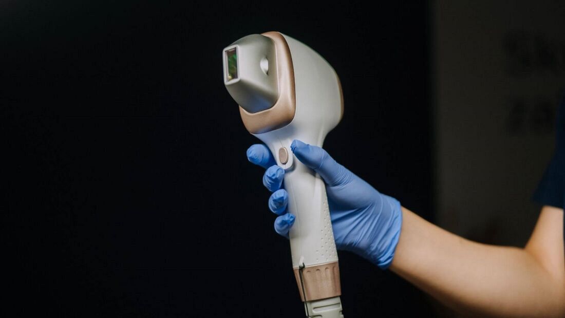 Na czym dokładnie polega depilacja laserowa i kiedy warto z niej skorzystać? 