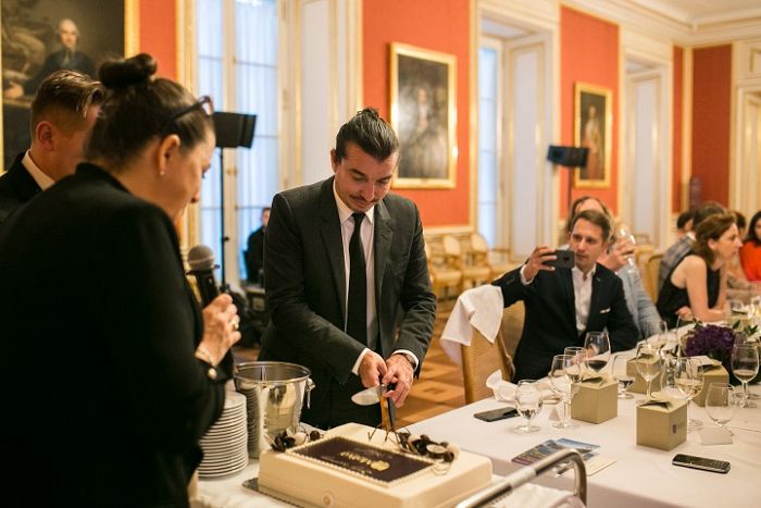 „urodzinowy tort” kroi CEO firmy Establisment Labs Pan Juan José Chacón Quirós