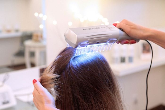 Zabiegi z serii Derma Hair Therapy wykorzystywane są przy problemach z wypadającymi lub przerzedzonymi włosami, łysieniu plackowatym, łojotoku i łupieżu oraz łuszczycy