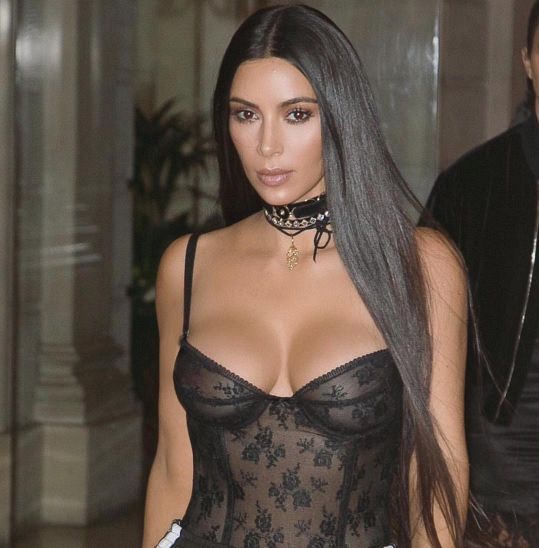 Masaż twarzy bańką chińską – nowy trend promowany przez Kim Kardashian 