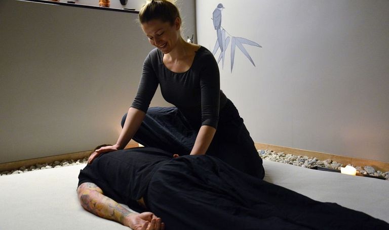 Shiatsu - pozycja na brzuchu