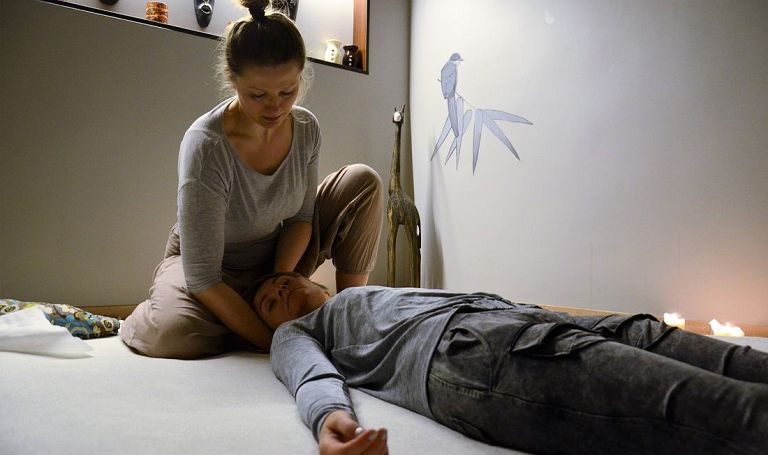 Shiatsu - pozycja leżąca na plecach