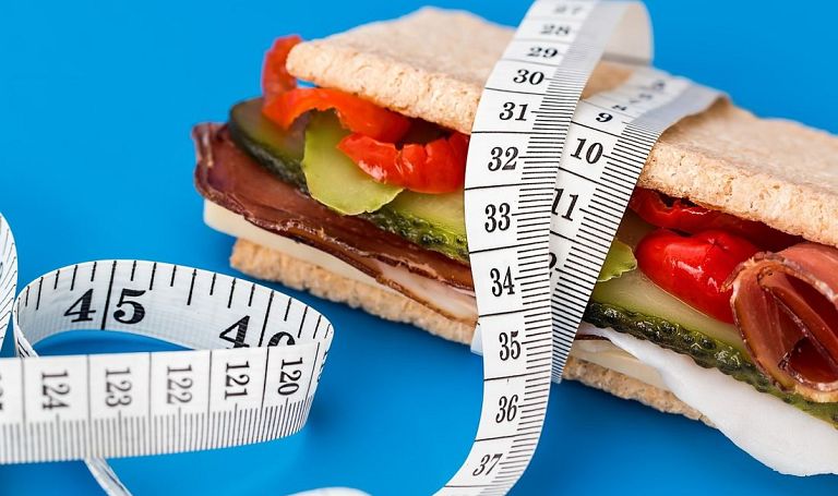 Koszmar ludzi na diecie - efekt jo-jo. Konrad Gaca wyjaśnia, jak go uniknąć