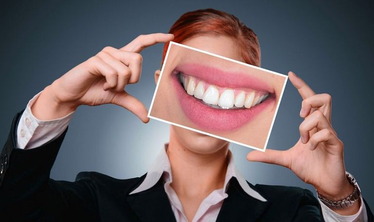 Nowe trendy w stomatologii. Koniec z tzw. Hollywood Smile?