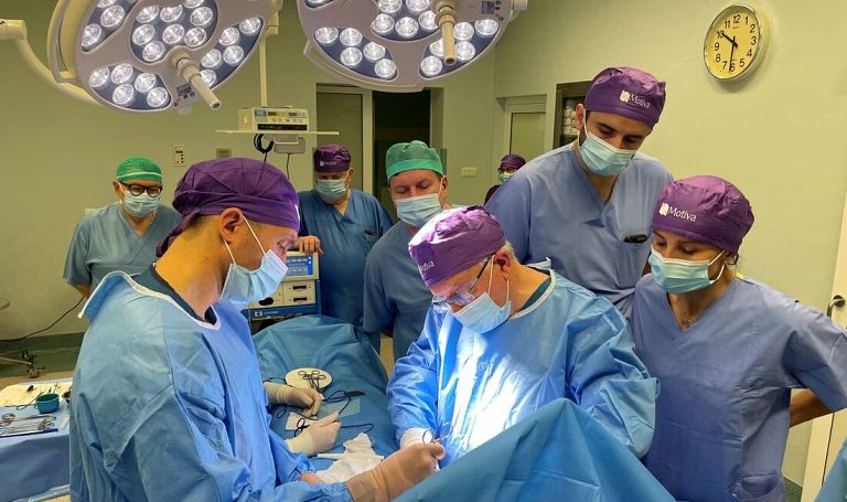Chirurgia piersi z użyciem implantów Motiva - relacja wideo z sali operacyjnej (pro)