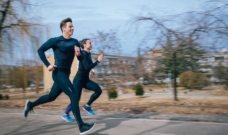 Biegaj w modnym stylu – sprawdź, jak wybrać wygodne i stylowe buty do biegania