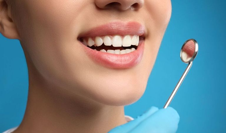 De-aging zębów, czyli jak odmłodzić uśmiech?