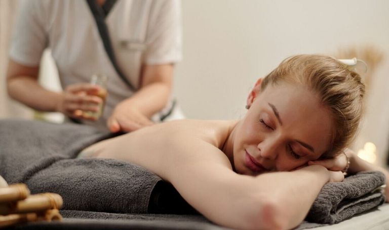 Masaż - korzyści dla ciała i ducha. Co warto wiedzieć o różnych technikach masażu?