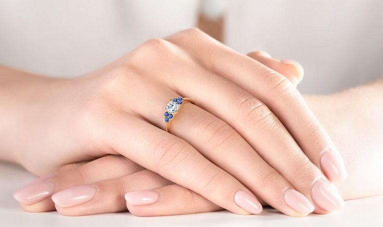 Jak znaleźć najpiękniejszy pierścionek zaręczynowy, który zachwyci Twoją ukochaną? Przydatne tipy dla panów!