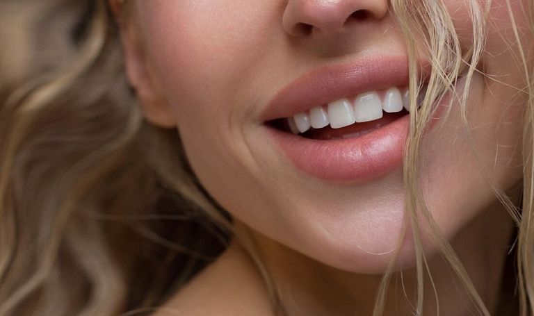 Marzysz o pięknych i wydatnych ustach? Poznaj popularne sposoby