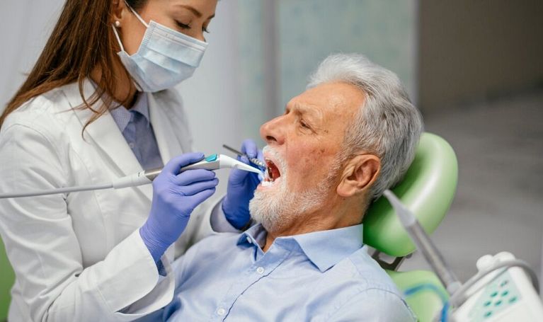 Jak dbać o zęby w starszym wieku? Porady dla seniorów