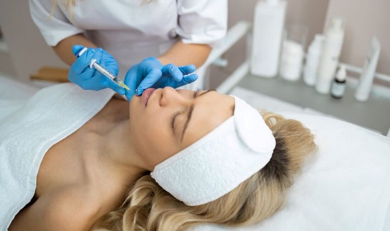 Lekarz medycyny estetycznej a kosmetolog: czym różnią się ich kompetencje?