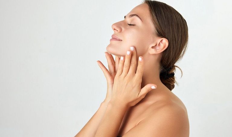 Kwas salicylowy (BHA) – przewodnik po tym składniku dla skóry problematycznej