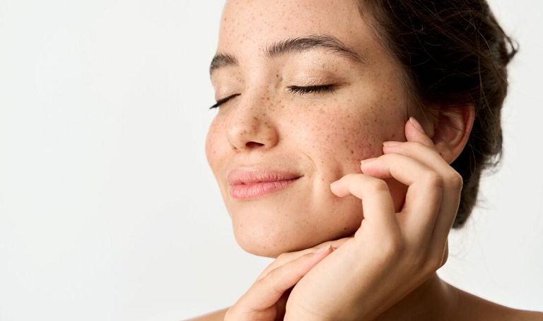 Efekty natychmiastowe i długoterminowe po zabiegu blanszowania – co naprawdę dzieje się w skórze?