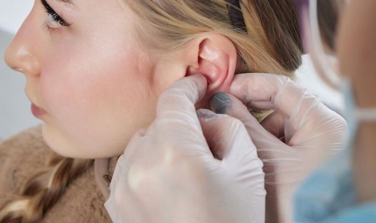 Rekonwalescencja po korekcie uszu – jak dbać o uszy po zabiegu?