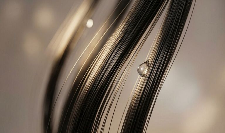 Przywracanie blasku osłabionym pasmom - jak wzmocnić strukturę włosa od podstaw?