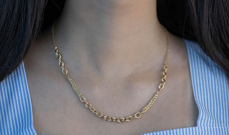 Karnacja a złoto – przewodnik po idealnym dopasowaniu koloru biżuterii