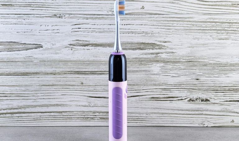 Szczoteczka soniczna dla dorosłych – dlaczego warto wymienić model manualny na elektryczny?