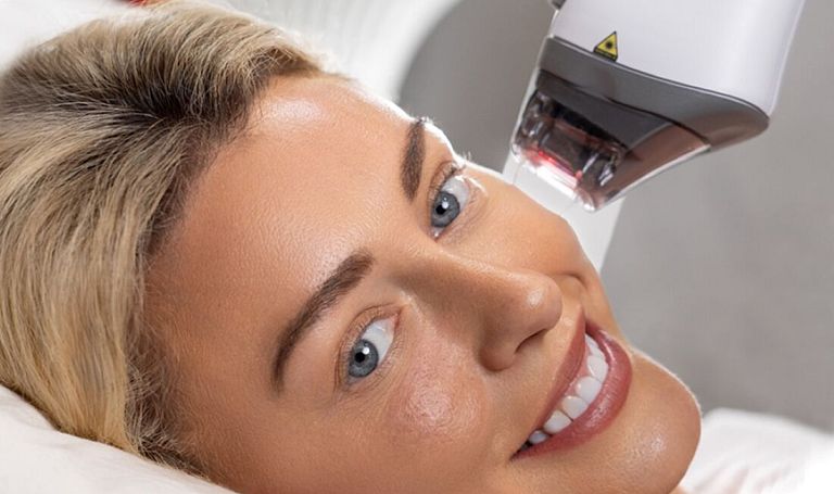 Moje życie wreszcie się zmieniło - jak medycyna estetyczna pomogła Holly odzyskać pewność siebie