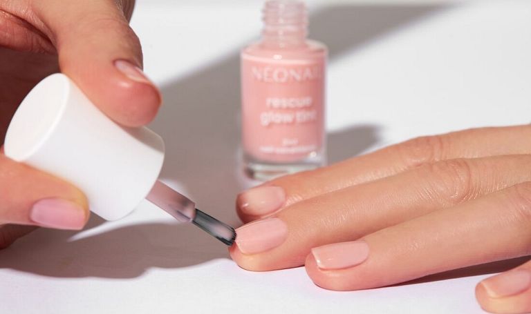 Pielęgnacyjny manicure z efektem glow od NEONAIL 