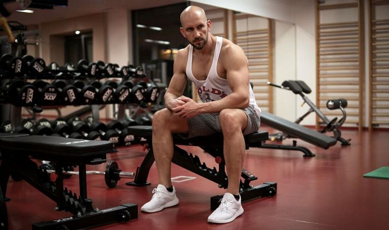 Tania ławka treningowa to oszczędność? Sprawdzamy, gdzie producenci tną koszty