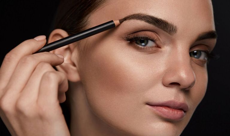 Perfekcyjne brwi każdego dnia – jak osiągnąć efekt microbladingu w domu?