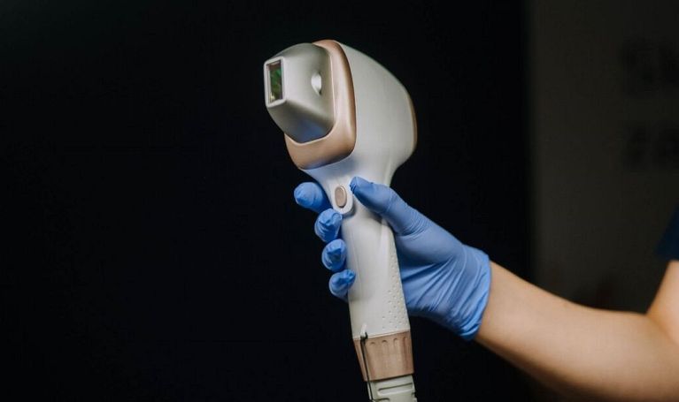 Na czym dokładnie polega depilacja laserowa i kiedy warto z niej skorzystać?