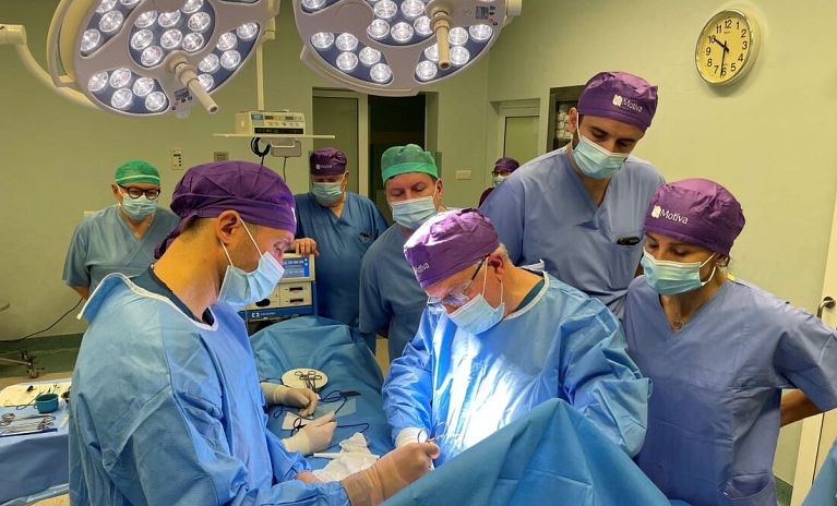 Chirurgia piersi z użyciem implantów Motiva - relacja wideo z sali operacyjnej