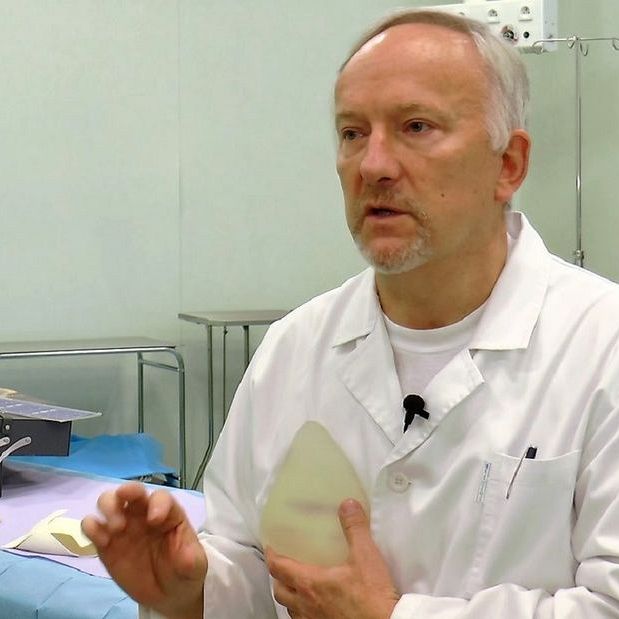#Wideokonsultacje z... dr. Tadeuszem Witwickim. Powiększanie piersi implantami