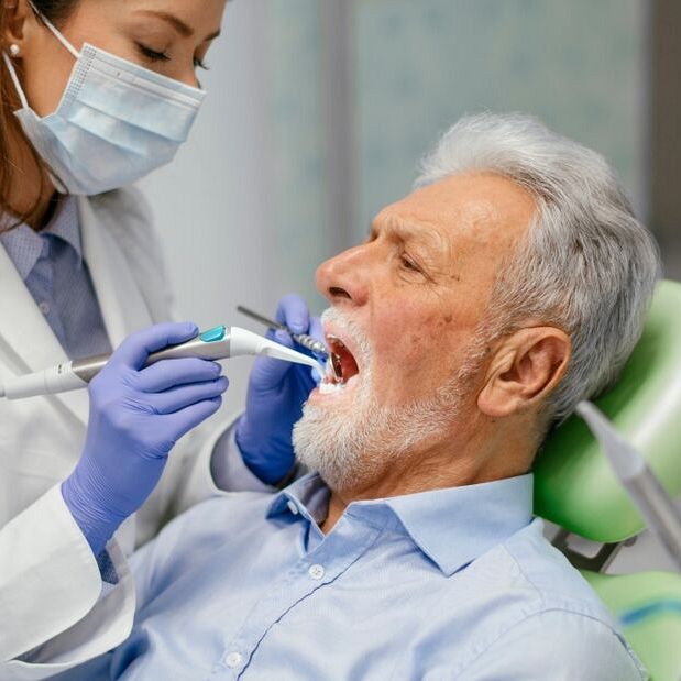 Jak dbać o zęby w starszym wieku? Porady dla seniorów